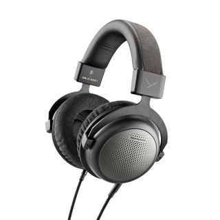 Beyerdynamic T1 (3rd Gen) pe un fundal alb