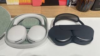 Sonos Ace în carcasă lângă Apple AirPods Max în carcasă