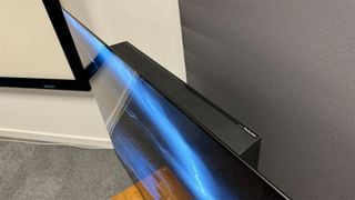 Difuzorul Dolby Atmos al MZ2000 orientat în sus