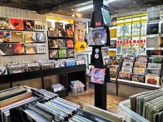 Interiorul magazinului Casbah Records