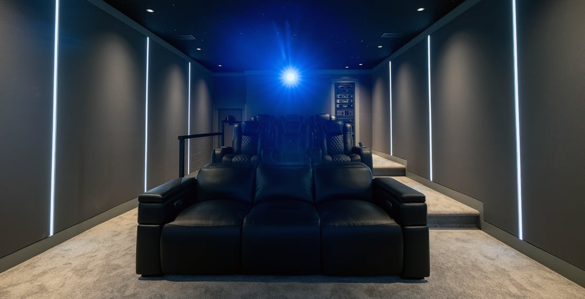 Vedere frontală a scaunelor de cinema și proiectorului
