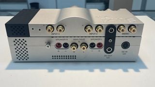 Conexiunile amplificatoarelor pre/power Chord Suzi de dimensiuni desktop