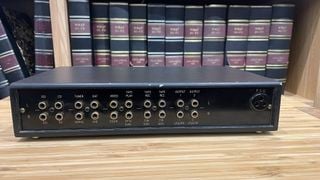 Panoul din spate al preamplificatorului Argo care arată conexiunile