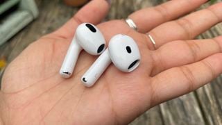 AirPods 4 comparate cu AirPods 3