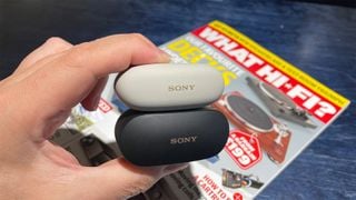 Carcasa de încărcare Sony WF-1000xM5 și carcasa de încărcare WF-1000XM4 împreună