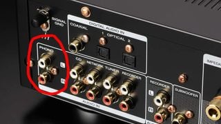 Panou din spate Marantz cu intrări phono evidențiate