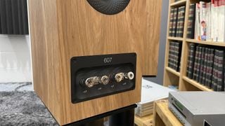 Boxe de raft: Bowers & Wilkins 607 S3