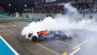 Mașina Red Bull F1 făcând piruete pe circuit