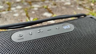 Boxa wireless Sony ULT Field 1, prim-plan pe controale