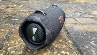 Difuzor wireless JBL Xtreme 4 pe dale de pavaj, văzut de la capăt