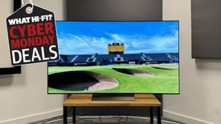 Televizorul LG C4 de 65 de inch fotografiat pe un suport de lemn, cu o imagine a unui teren de golf pe ecran