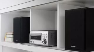sistem Denon D-M41DAB într-o bibliotecă