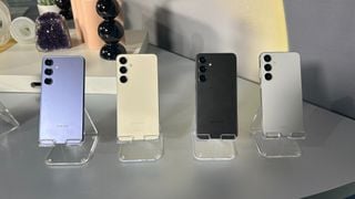 Samsung Galaxy S24 Plus în violet, galben, negru și gri