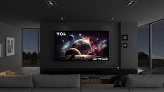 Televizor TCL de 115 inch montat pe perete într-un apartament de lux