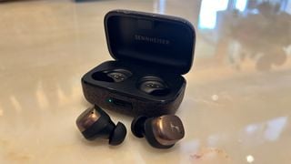 Căști cu anulare a zgomotului: Sennheiser Momentum True Wireless 4