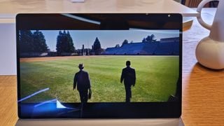 Samsung Galaxy Tab S9 Ultra în mână