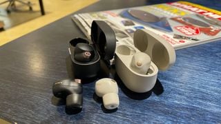 Căști wireless Sony WF-1000XM4 și WF-1000XM5 una lângă alta