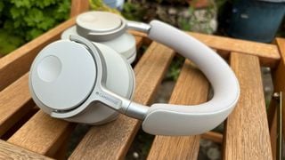 Căștile over-ear Cambridge Audio Melomania P100