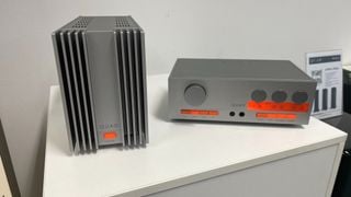 Preamplificator Quad 33 și amplificator de putere 303 expuse