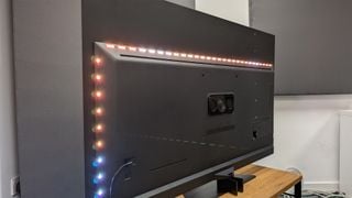 Televizor OLED Philips OLED809 unghi posterior ușor afișând lumină de fundal Ambilight