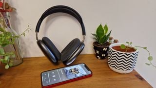 Apple AirPods Max cu iPhone 12, lângă plante