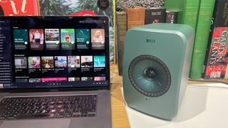 Boxe montate pe suport: KEF LSX II LT