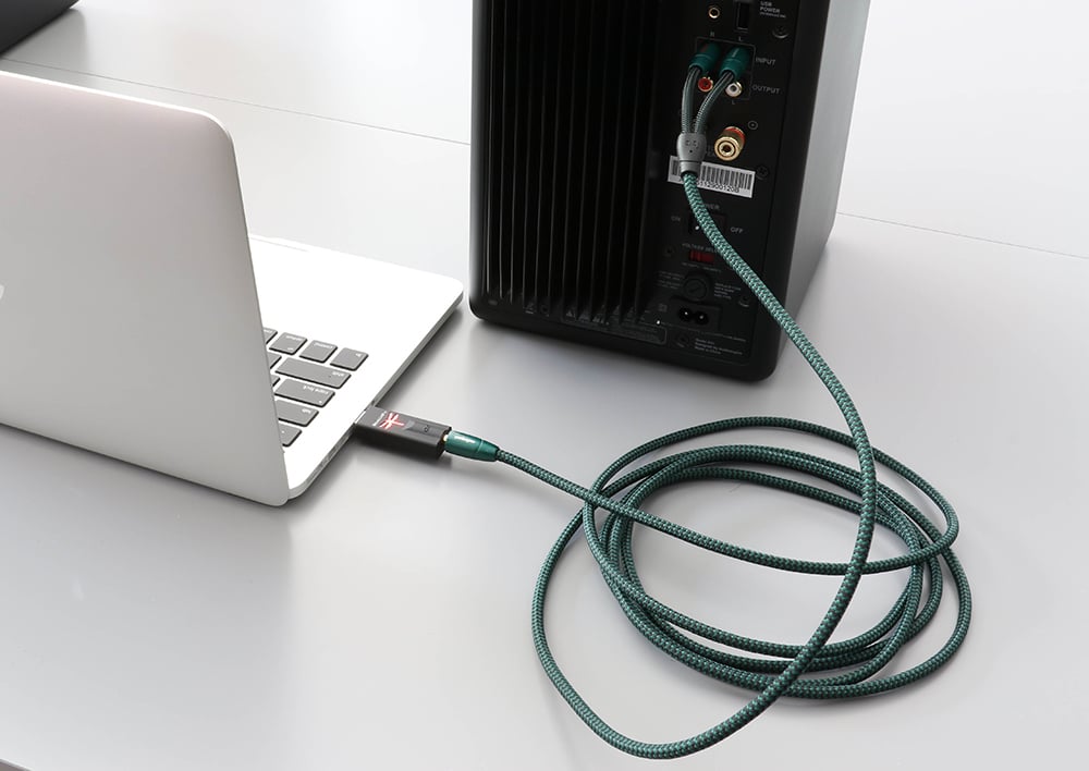 imagine laptop conectat la boxe