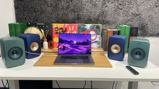 KEF LSX II vs KEF LSX II LT alăturate cu un laptop