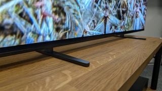Televizor OLED Sony Bravia 8 de 65 de inci pe suport de lemn, detaliu picior