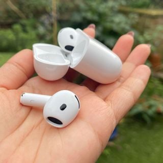 Apple AirPods 4 cu căști wireless ANC