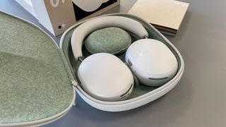 Căști Sonos Ace cu anulare a zgomotului în carcasă deschisă cu cutie pe suprafață gri