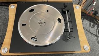 Rekkord Audio F110 privit de sus, arătând platoul