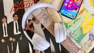 Beats Solo 4 așezate pe două discuri