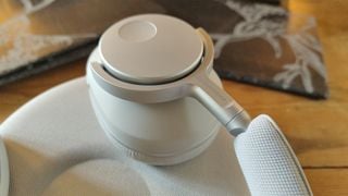 Căștile over-ear Cambridge Audio Melomania P100 detaliu de aproape al benzii de susținere și al cupei pentru ureche