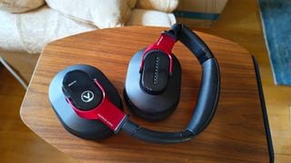 Căști over-ear Austrian Audio Hi-X25BT pe masă de lemn