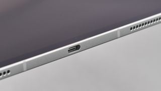 Tableta Apple iPad Pro de 13 inchi M4 prim-plan pe marginea tabletei arătând difuzoarele