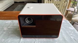 Proiector home cinema BenQ X3100i vedere frontală/sus pe material gri