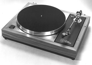 Pick-up Linn LP12 pe un fundal alb