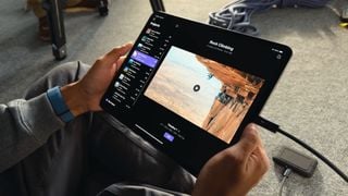 Un Apple iPad Pro OLED afișând un videoclip de escaladă