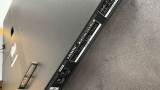 O fotografie de prim-plan a conectorilor HDMI ai LG C4