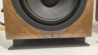 Boxe de raft Sonus Faber Lumina II Amator prim-plan pe partea de jos a unității de bas și logo