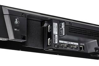 Spatele unui soundbar cu conexiuni HDMI vizibile