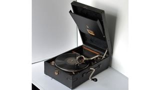 Un pick-up portabil acustic HMV din anii 1920. Imagine oferită de PMC