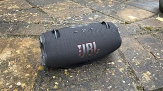 Difuzor wireless JBL Xtreme 4 pe paviment ud
