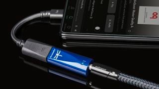 AudioQuest Cobalt DAC conectat la un telefon printr-un adaptor