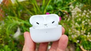AirPods Pro 2 ținute în mână
