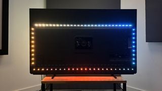 Televizor Philips OLED909 OLED spate arătând iluminarea de fundal Ambilight