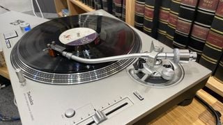 Pick-up: Technics SL-1200GR2 pe raft de lemn