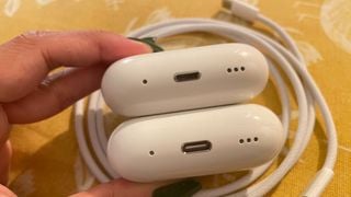 Apple AirPods Pro 2 cu carcasă Lightning și carcasă USB-C
