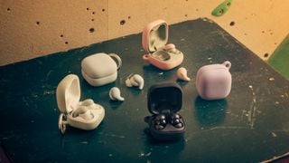 Sony LinkBuds Open, Fit și Speaker aranjate pe o suprafață de lucru